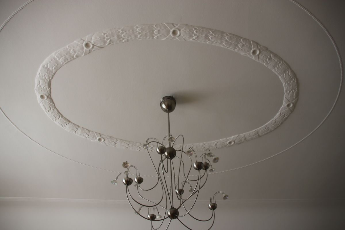 Ein Kronleuchter hängt von der Decke eines Raumes.