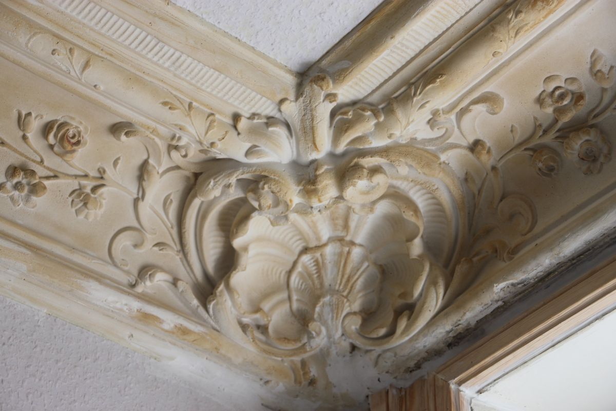 Eine Nahaufnahme einer Decke mit einer Schnitzerei darauf.