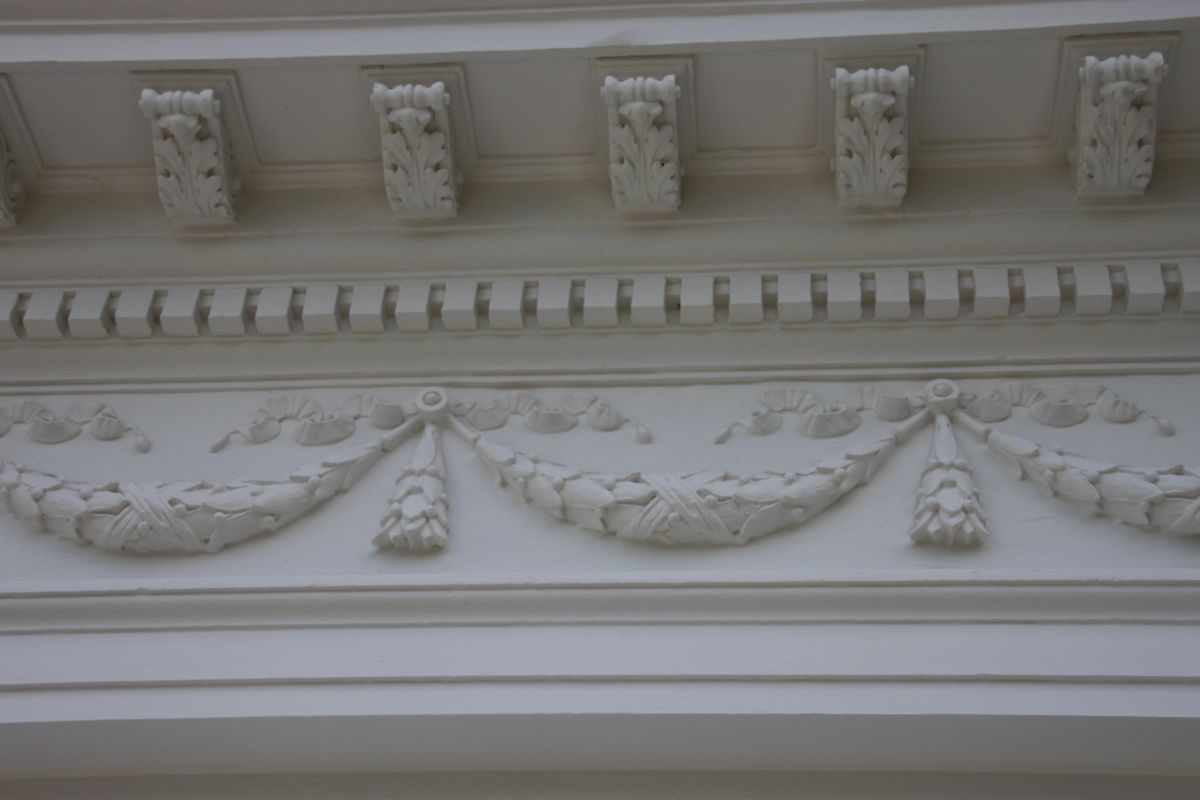Eine Nahaufnahme einer weißen Zierleiste an einem Gebäude