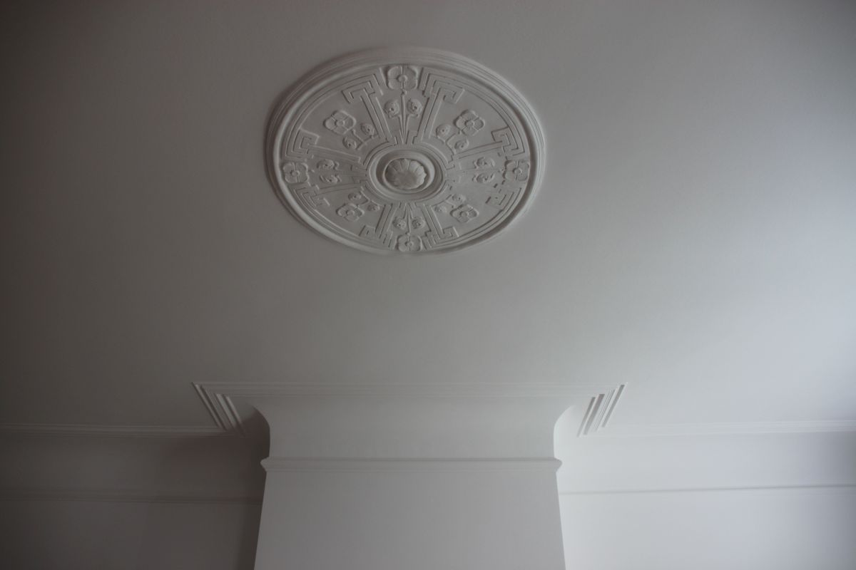 Eine weiße Decke mit einer kreisförmigen Dekoration darauf.