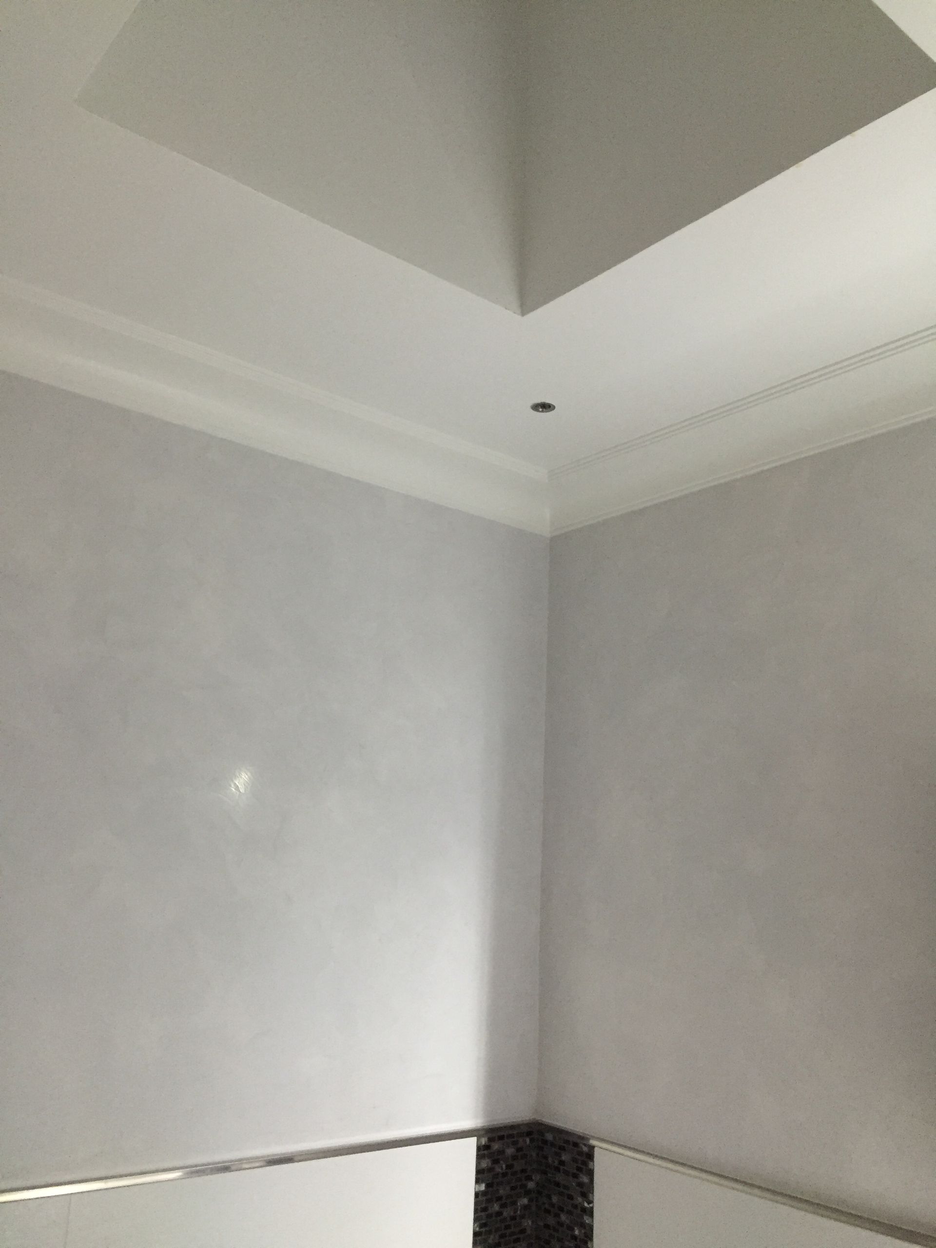 Ein Badezimmer mit weißen Wänden und einer weißen Decke.