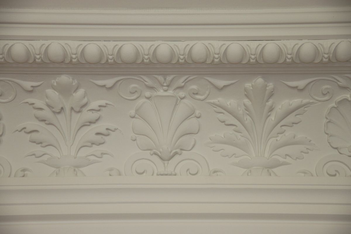Eine Nahaufnahme einer weißen Zierleiste an einer Wand.