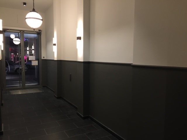 Ein Flur mit ein paar Lichtern, die von der Decke hängen