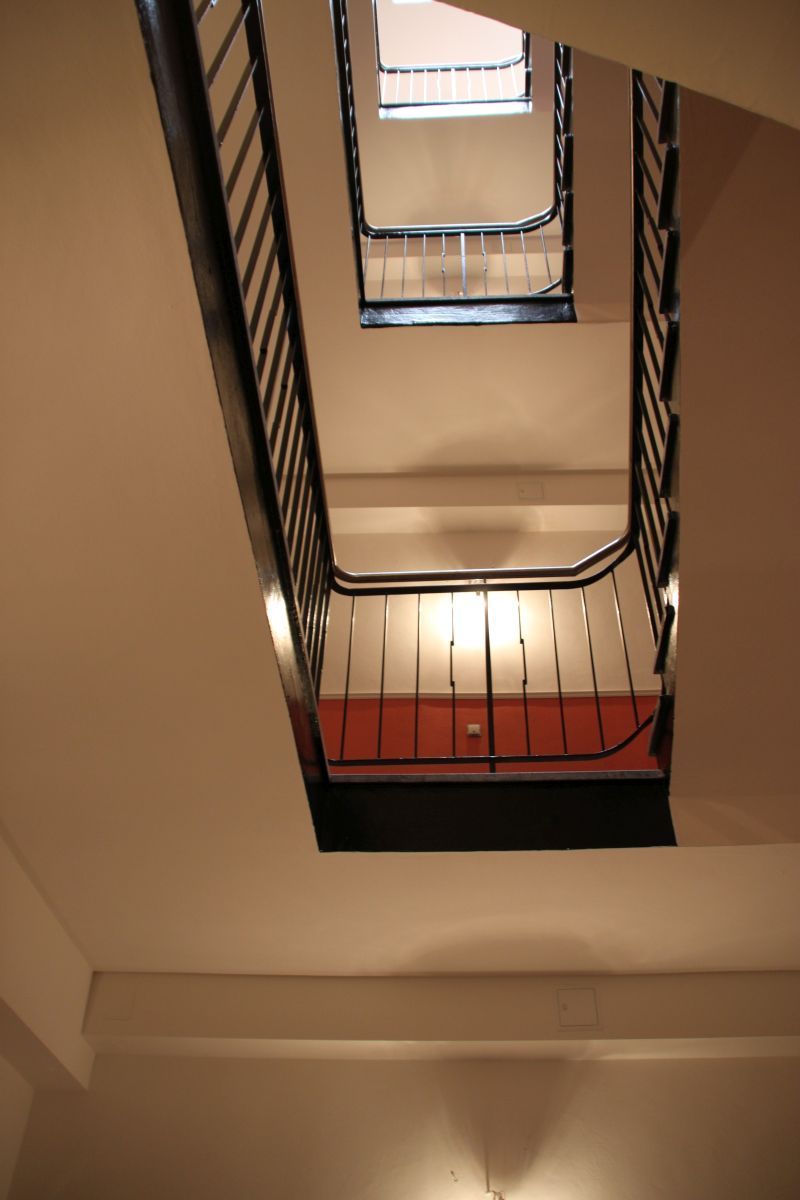 Blick auf eine Treppe mit einem roten Teppich