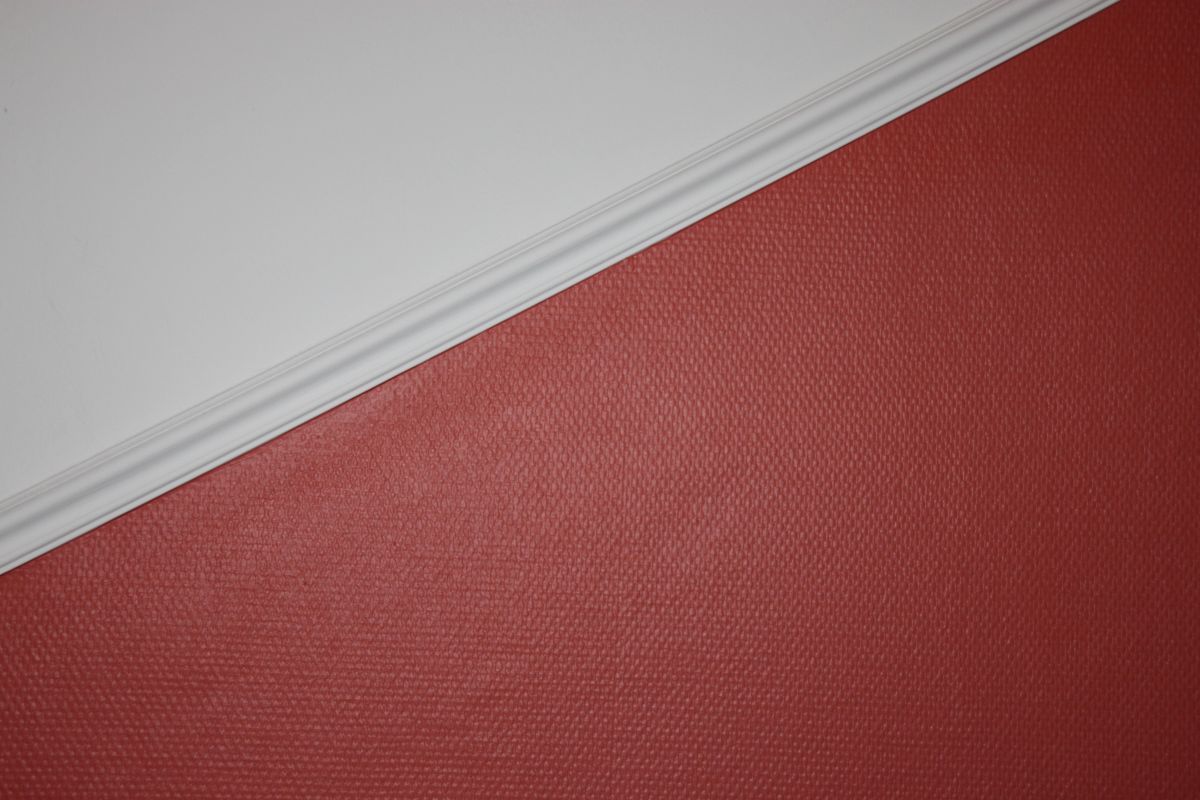 Eine Nahaufnahme einer roten Wand mit einem weißen Rand