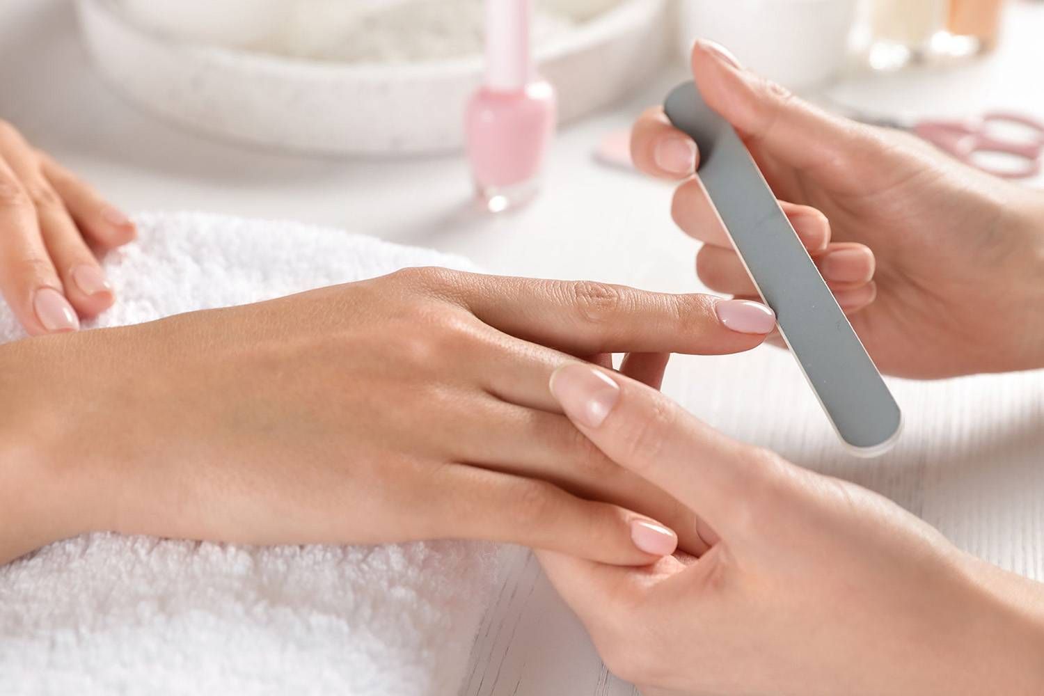 Une femme se fait faire les ongles dans un salon de manucure.