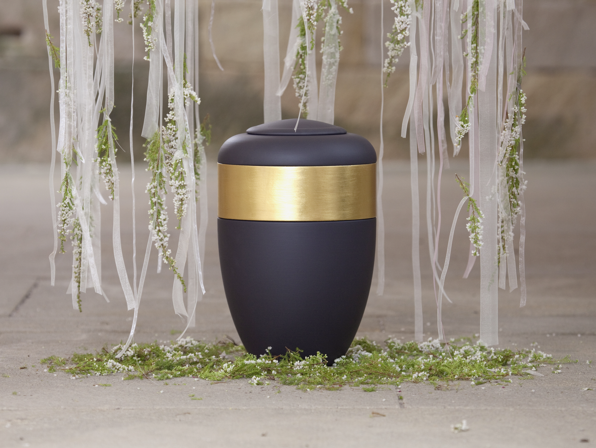 Dunkle Urne mit goldenem Rand