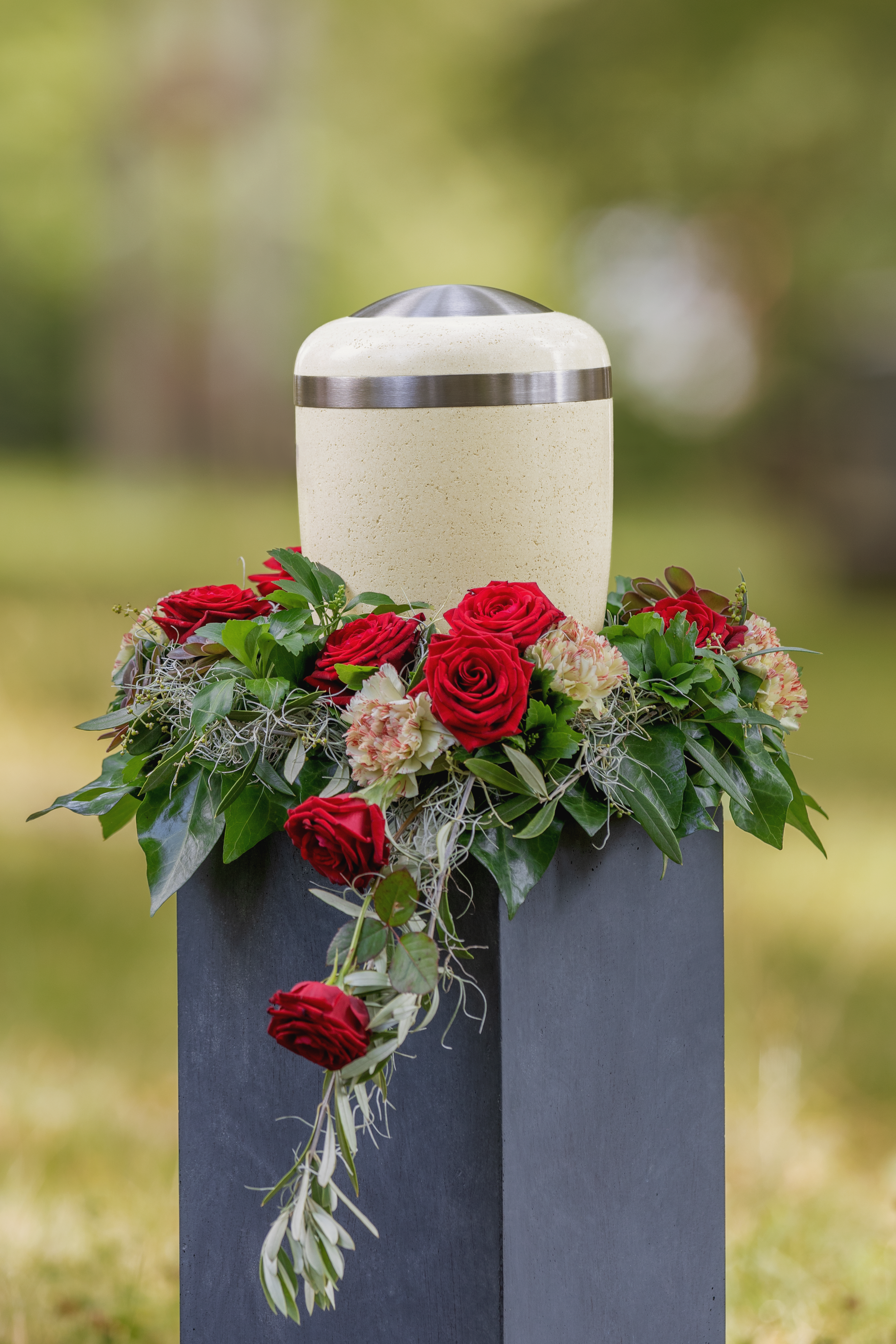 Urne heller Stein mit Metallrand