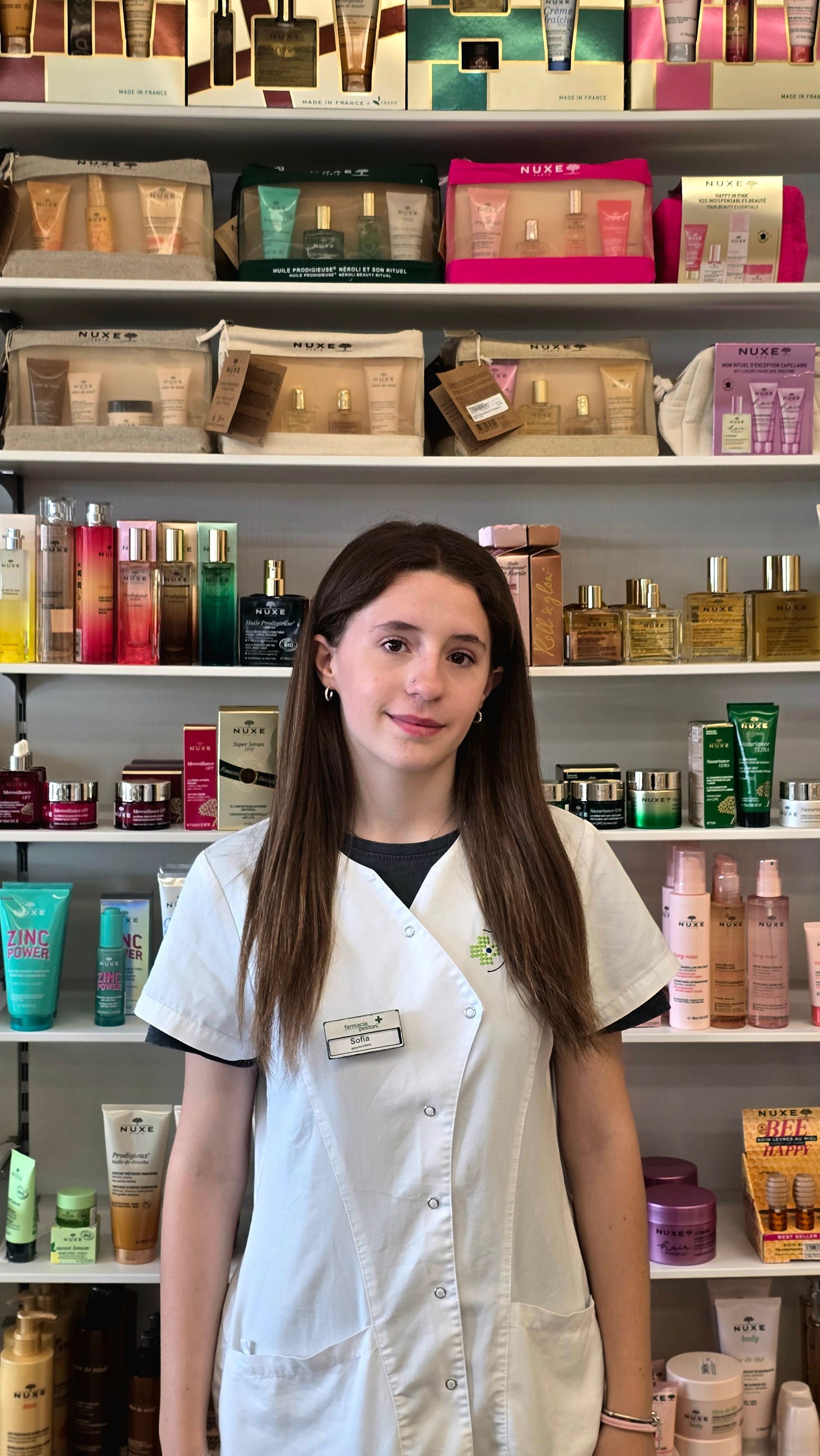 foto dipendente all'nterno della farmacia