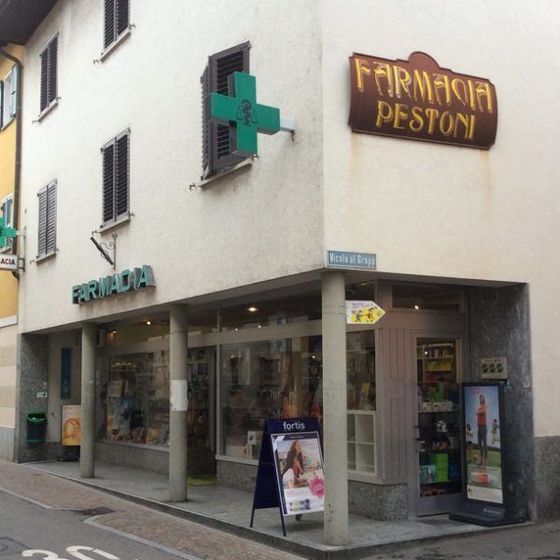 foto della farmacia dall'esterno