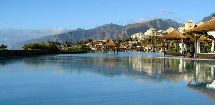Una gran piscina con las montañas al fondo.