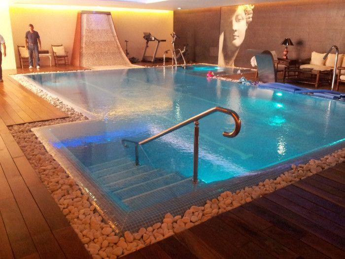 Una gran piscina cubierta con escaleras que conducen a ella.