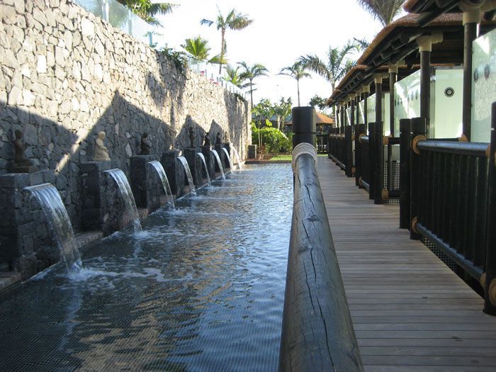 Una hilera de cascadas a lo largo de una pasarela de madera.