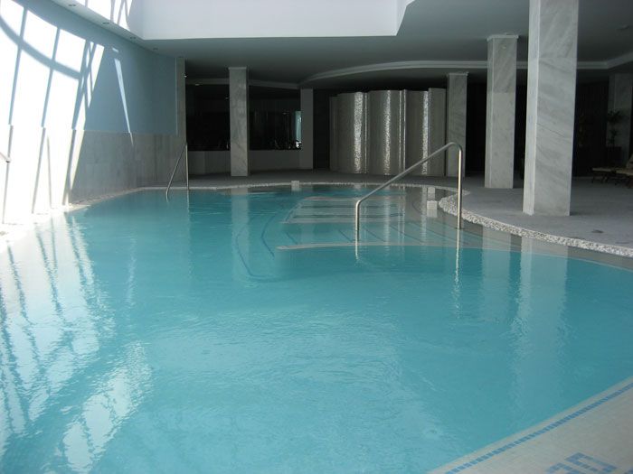 Una gran piscina cubierta con escaleras que conducen a ella.