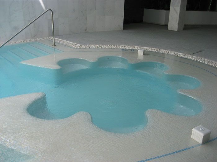 Una gran piscina en forma de pieza de rompecabezas.
