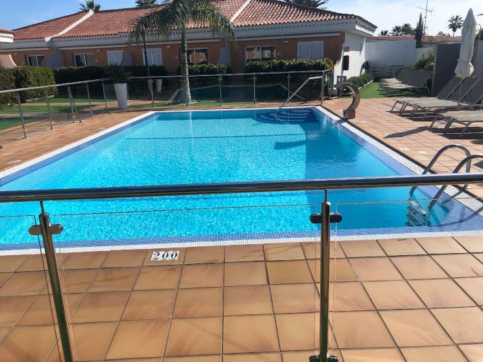 Una gran piscina con una valla alrededor.