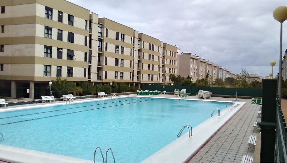 Una gran piscina frente a un edificio.
