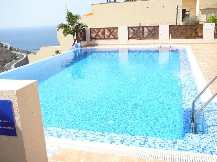 Una gran piscina con las letras xix en la valla