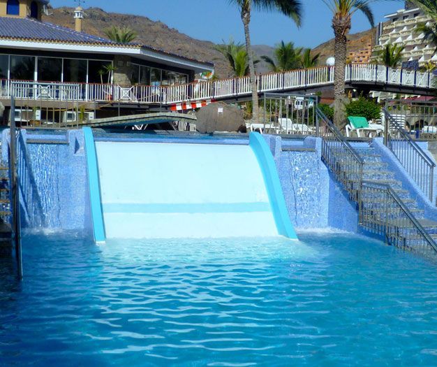 Una gran piscina con un tobogán de agua en el medio.