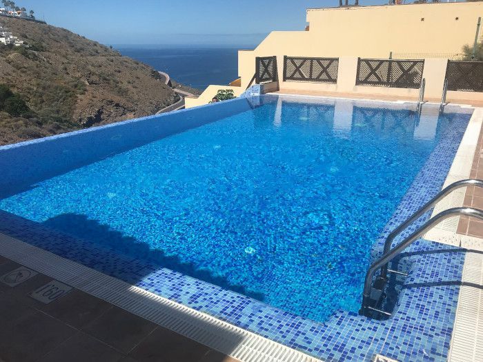 Una gran piscina con vista al mar.