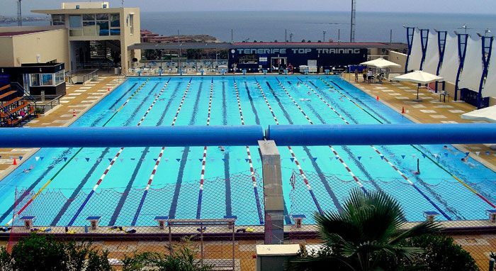 Una vista aérea de una gran piscina.