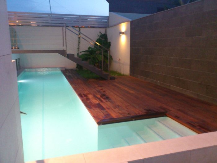 Una gran piscina con escaleras que conducen a ella.