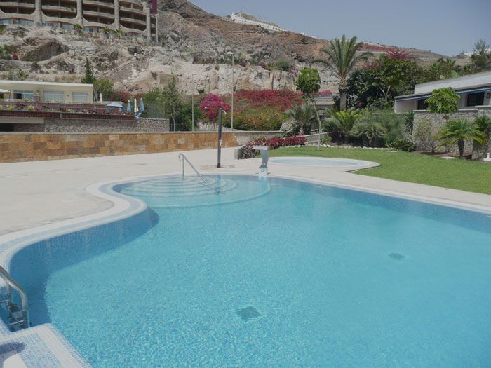 Una gran piscina con una escalera que conduce a ella.