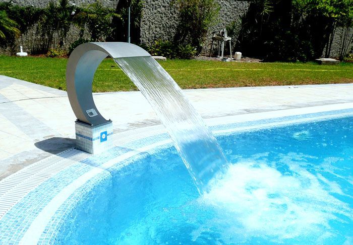 Una cascada es una cascada que arroja agua en una piscina.