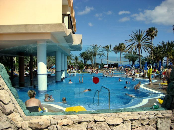 Un grupo de personas están nadando en una piscina grande.