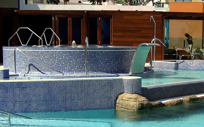 Una gran piscina con escaleras que conducen a ella.