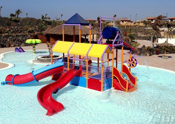 Una piscina con un colorido parque acuático en el medio.