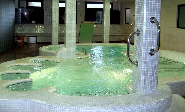 Una gran piscina con mucha agua en ella.