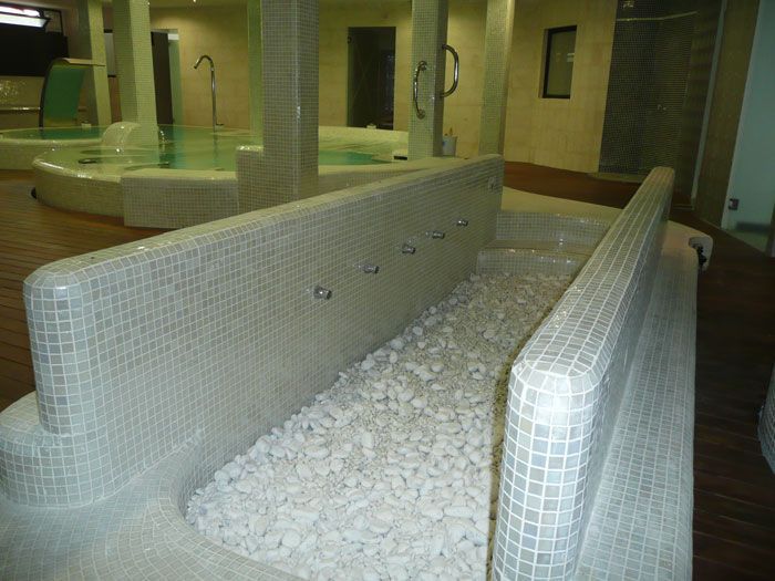 Una bañera llena de rocas blancas en un spa.