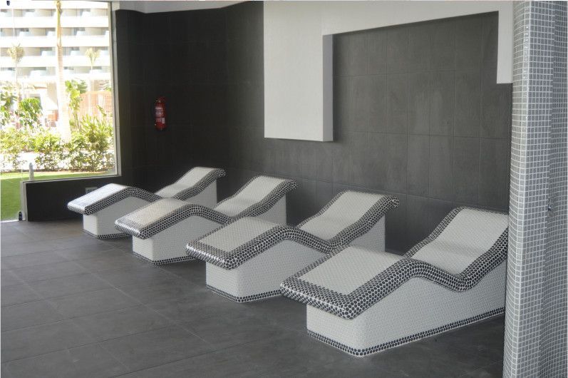Una fila de sillones están alineados en una habitación.