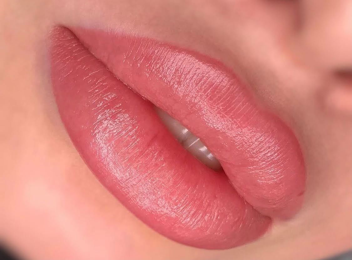 Eine Nahaufnahme der Lippen einer Frau mit Lippenstift darauf.