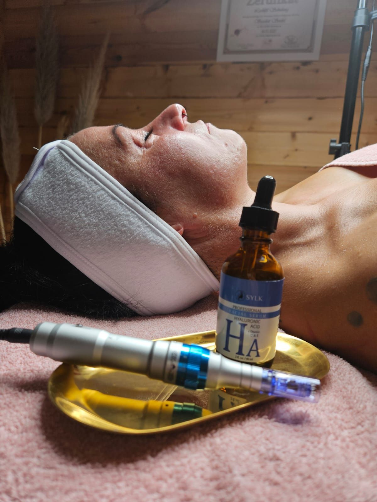 Eine Frau liegt auf einem Bett und neben ihr steht eine Flasche HA.