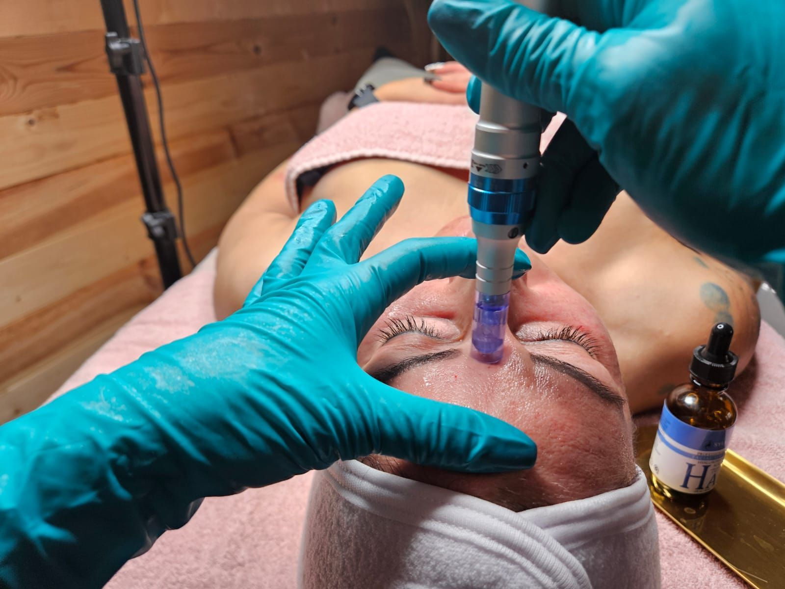 Eine Frau bekommt in einem Schönheitssalon eine Gesichtsbehandlung