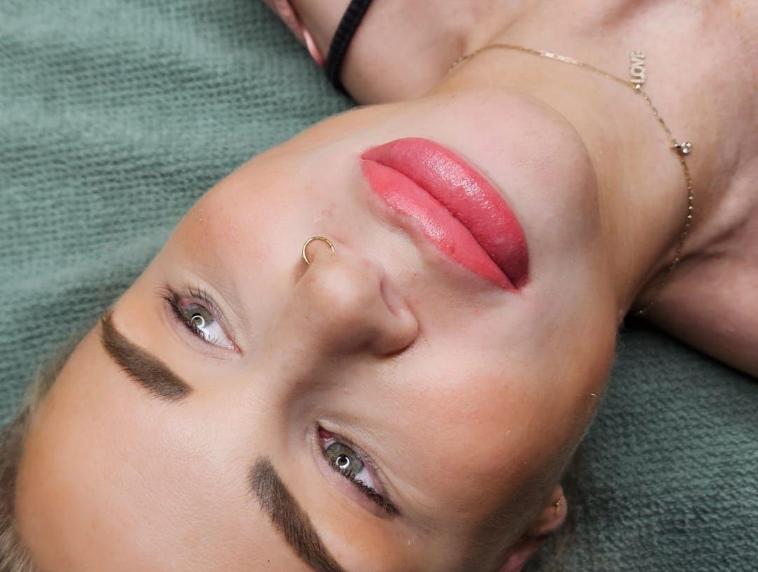 Eine Frau mit roten Lippen liegt auf dem Rücken