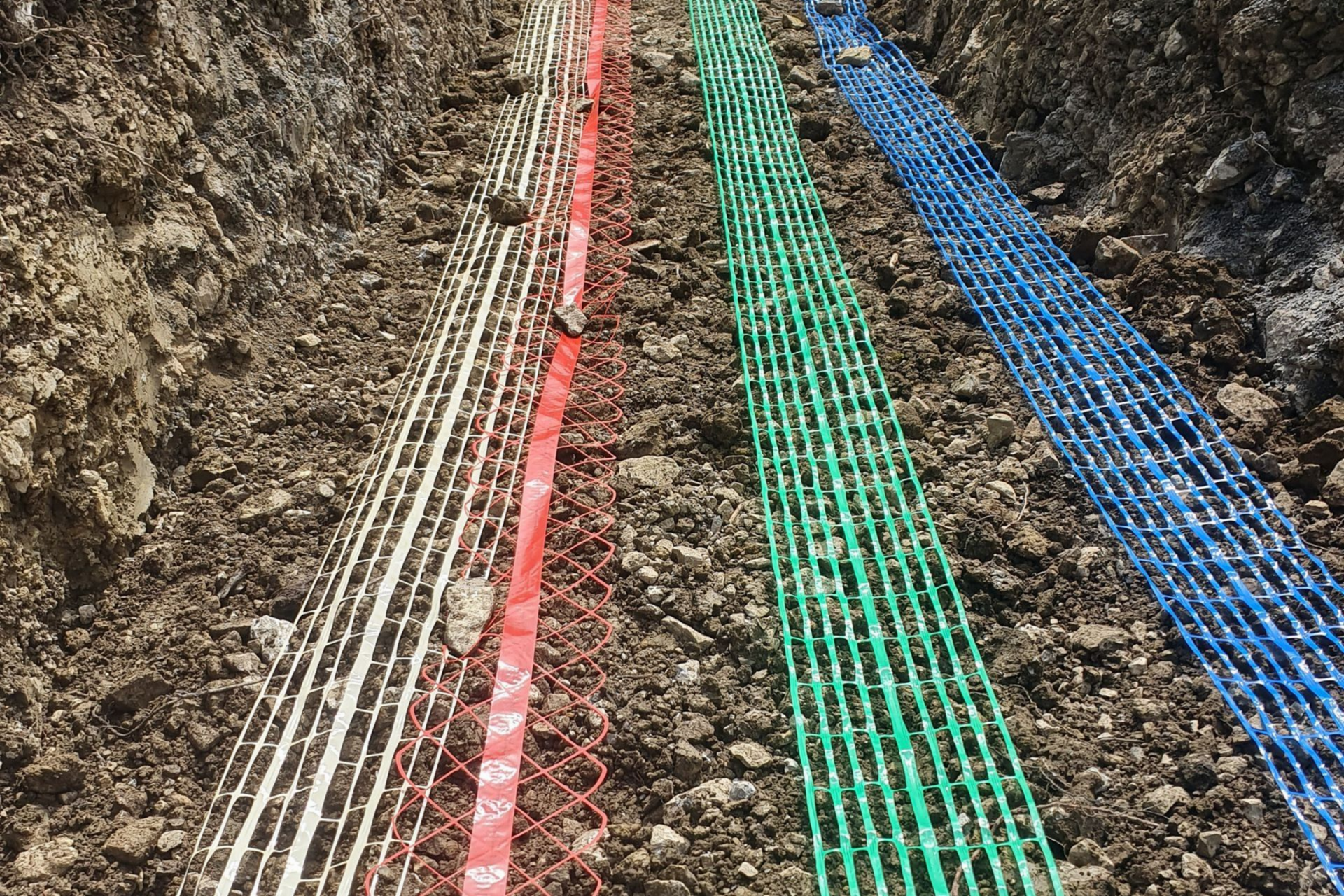 Bandes de renfort et de protection avant pose des réseaux techniques