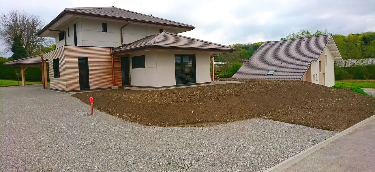 Maison moderne en construction, aménagement paysager en gravier et terre