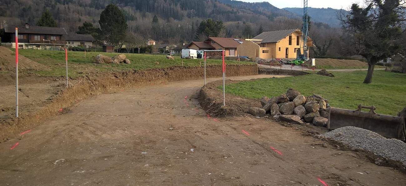 Chemin de terre en construction dans un cadre rural