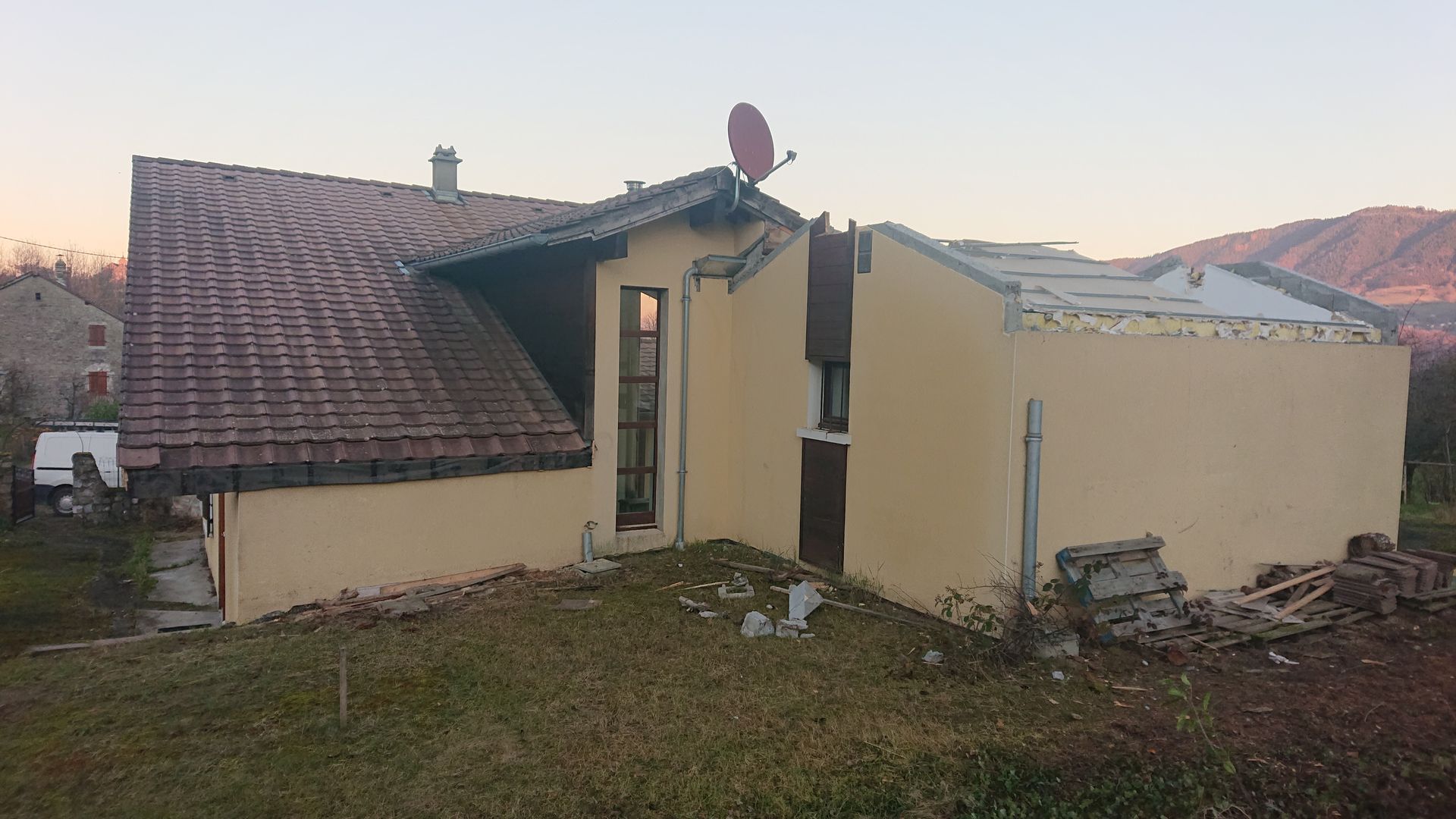 Une maison au toit de tuiles en cours de démolition