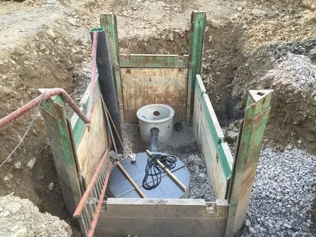 Tranchée étayée maintenant un dispositif de drainage en place