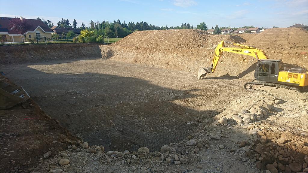 Pelleteuse Hyundai réalisant un terrassement de terrain constructible