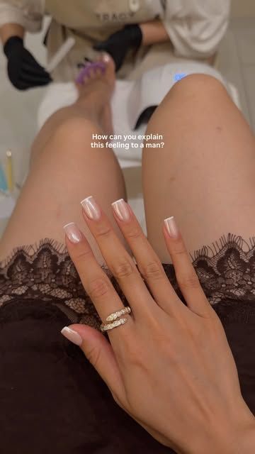 Barfuss mit weissem Nagellack vor weissem Hintergrund.