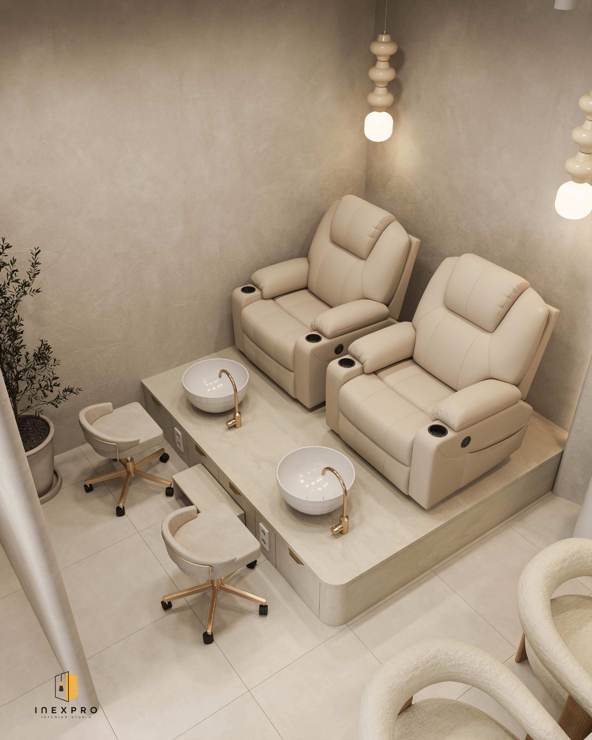 Interieur eines Nagelstudios mit zwei beigefarbenen Liegestühlen, Fussbädern und goldenen Akzenten.