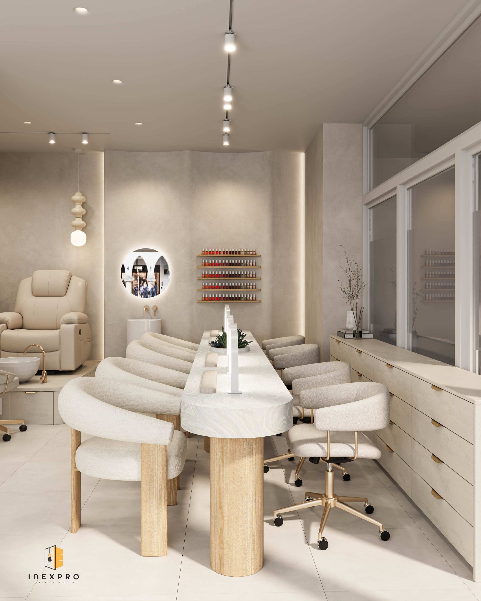 Interieur eines Nagelstudios in neutralen Farbtönen; weisse Stühle, Manikürtisch, Nagellackauslage und Pedikürestuhl.