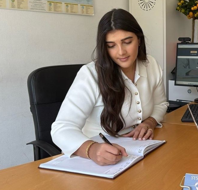 Employée relisant un document traduit
