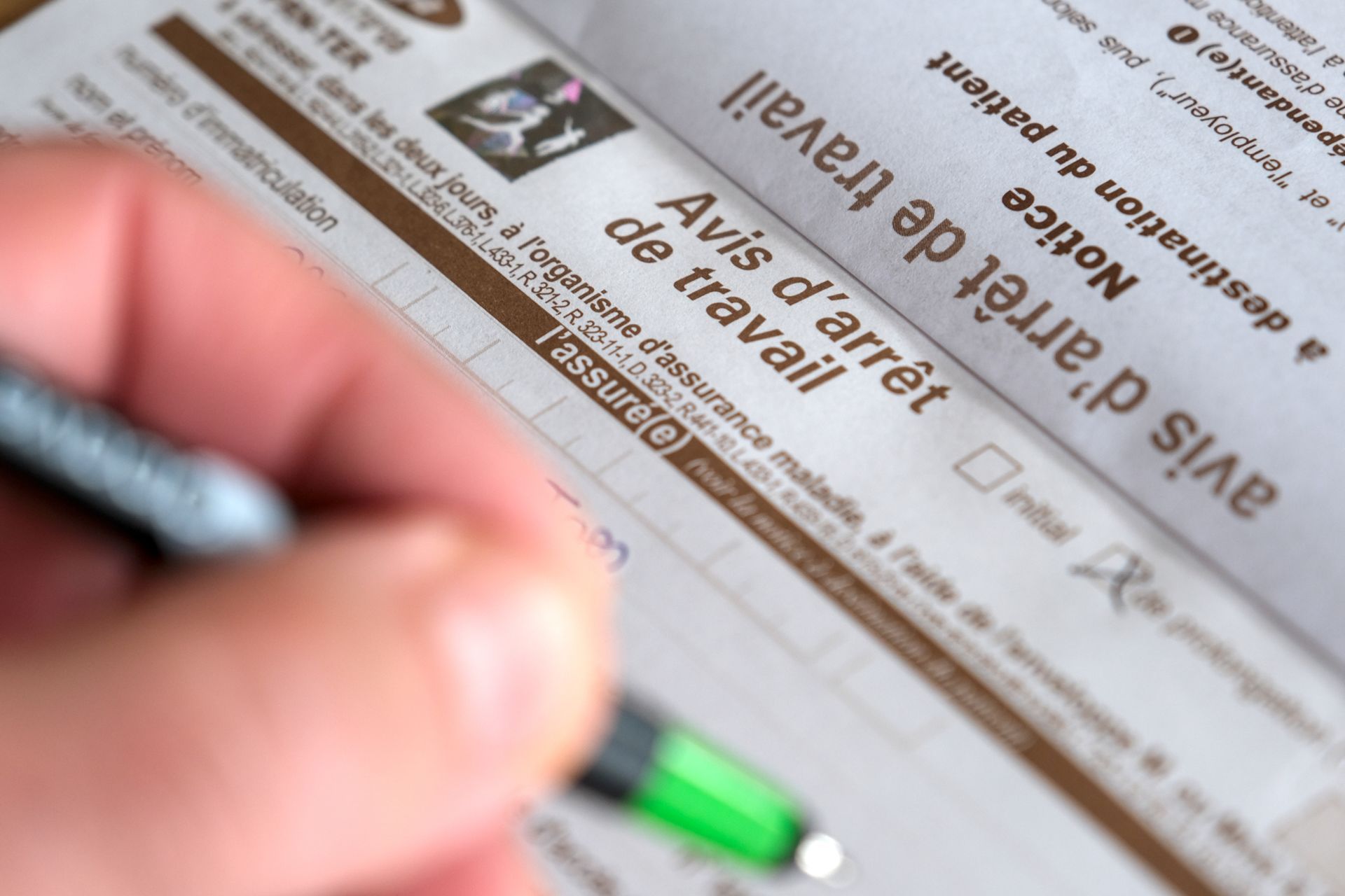 Une personne remplissant son avis d'arrêt de travail