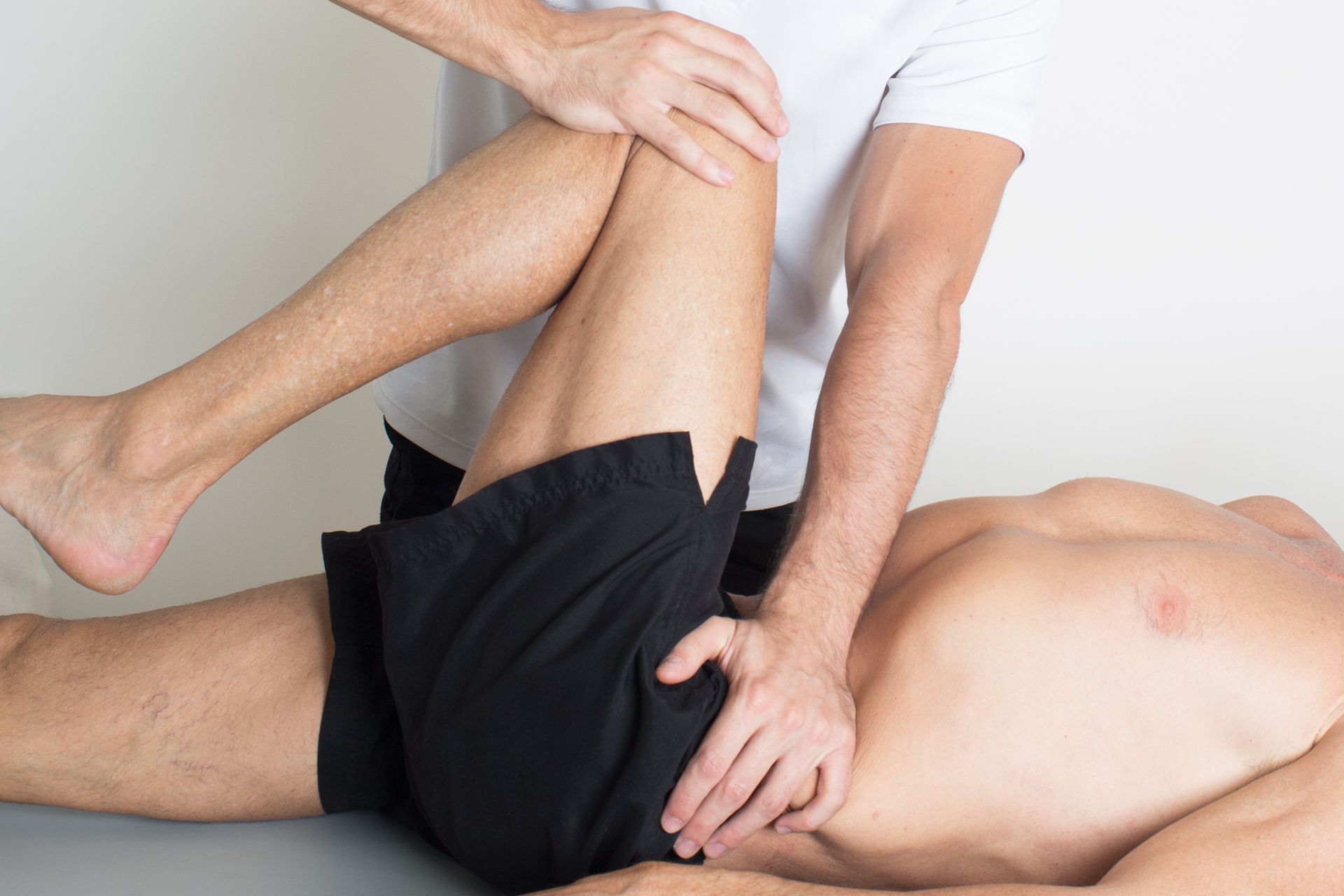 Un homme reçoit une thérapie physique pour sa jambe et sa hanche.